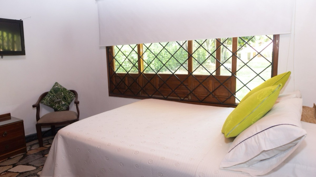 Habitación equipada con camas en Finca San Luis