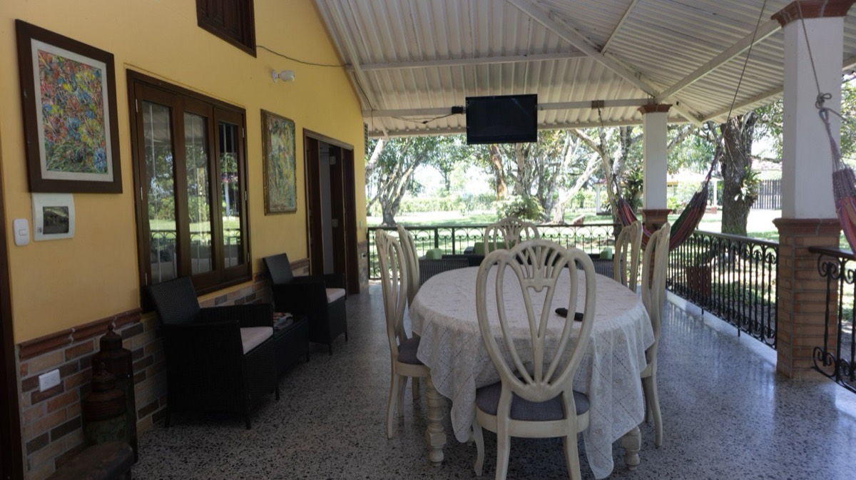 Terraza cubierta con comedor y hamacas de Finca San Luis